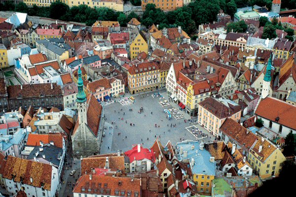 Tallinn-town-hall-square-panorama.jpg